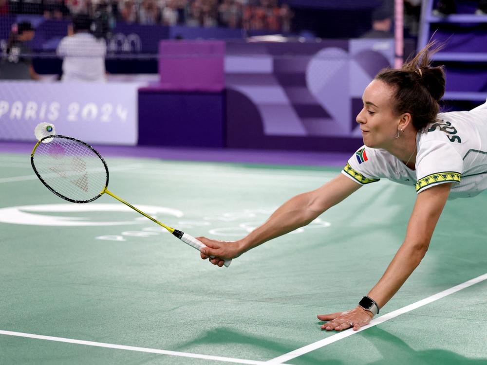 South Africa's Johanita Scholtz dives for a shot against Malaysia's Goh Jin Wei in their women's singles badminton group stage match on Monday.