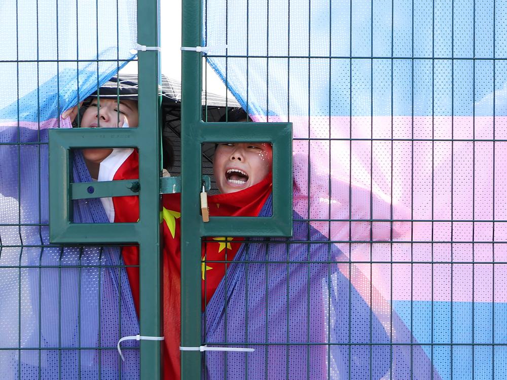 Young fans watch the action during the women’s 20-kilometer race walk on Thursday.