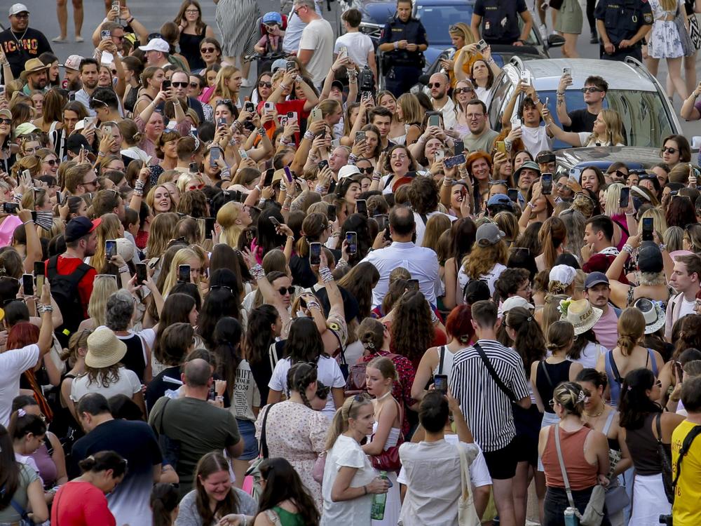 Swifties gather and sing in the city center in Vienna on Thursday. Organizers of three Taylor Swift concerts in the stadium in Vienna this week called them off on Wednesday after officials announced arrests over an apparent plot to launch an attack on an event in the Vienna area such as the concerts.