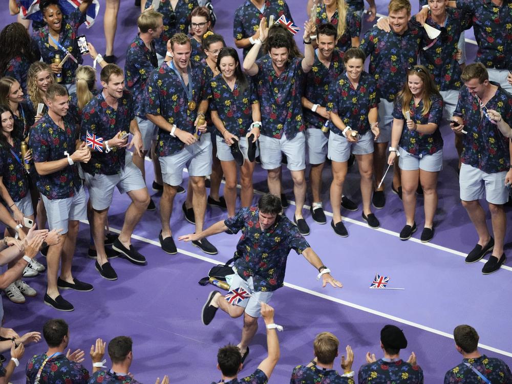 British athletes react during the closing ceremony on Sunday.