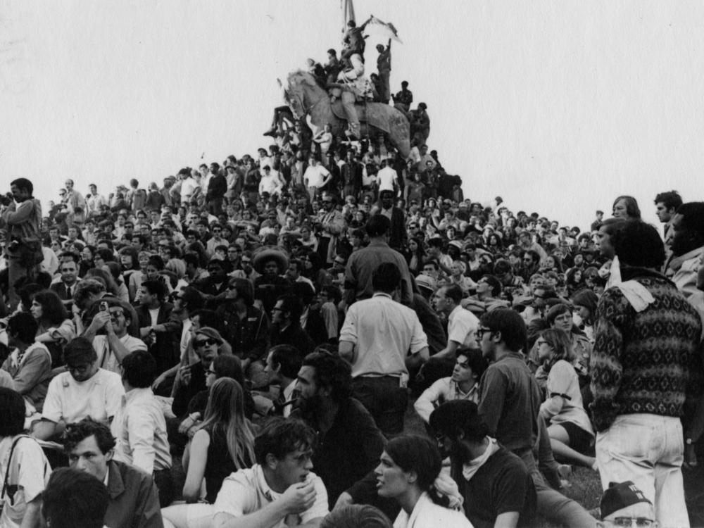 Students crowded around General Logan Monument during the 1968 National Democratic National Convention in Chicago, August 1968.