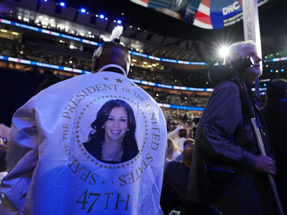Delegates and journalists roam the floor of the United Center on the final day of the DNC.