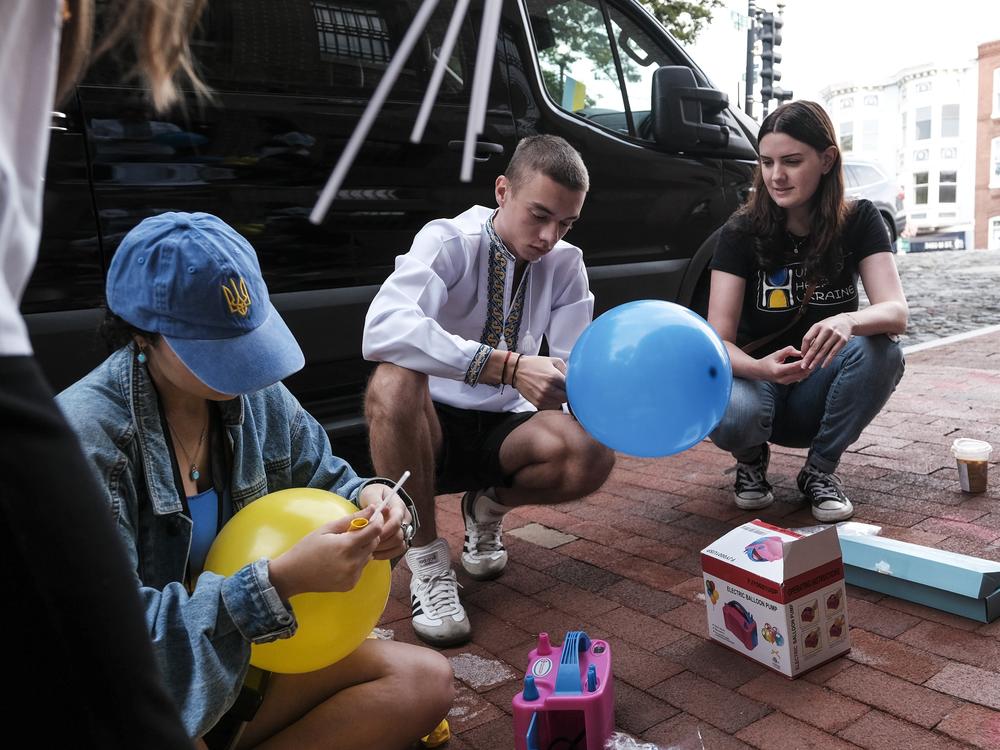 Members of the Ukrainian community prepare for a morning race to celebrate Ukrainian Independence Day on August 24, 2024, in Washington, D.C.