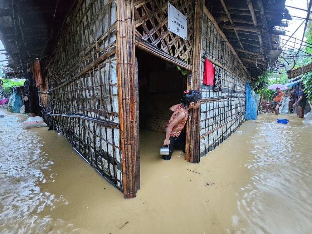  At the end of July, heavy rains in Bangladesh brought flooding and landslides. Hundreds of families of Rohingya refugees left their shelters to seek safe places. 
