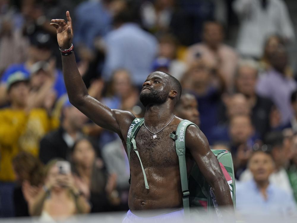 Frances Tiafoe of the U.S. waves to fans after being defeated by Taylor Fritz during the men's singles semifinals of the U.S. Open tennis championships on Friday in New York.