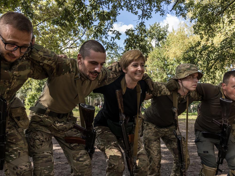 Ukrainians do fitness exercises in a circle during military 
