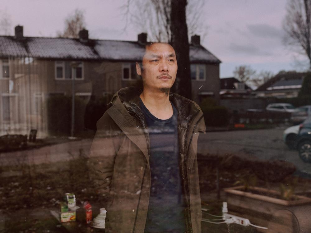 位于荷兰的一个小乡村，中国异议人士高志从家中望向窗外，他的家人困在泰国。