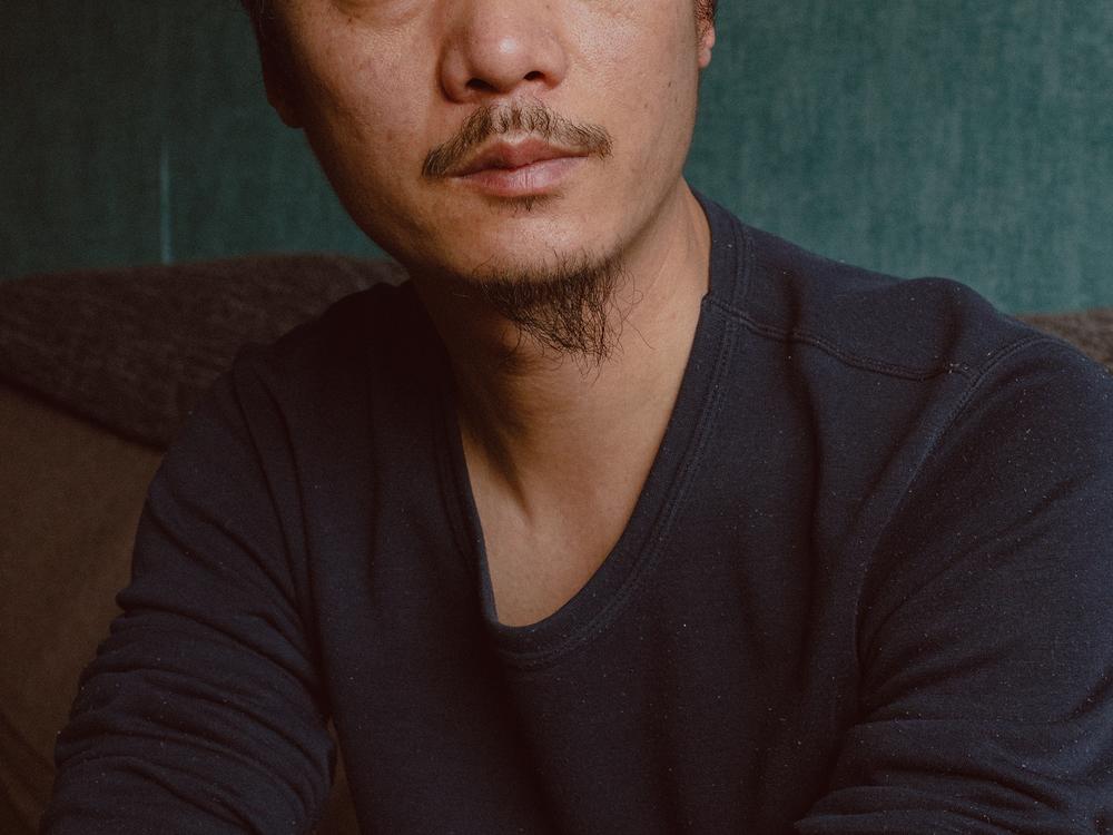 高志，44岁，一名中国异议人士，曾是工厂工人，在荷兰一个小村庄的家中。