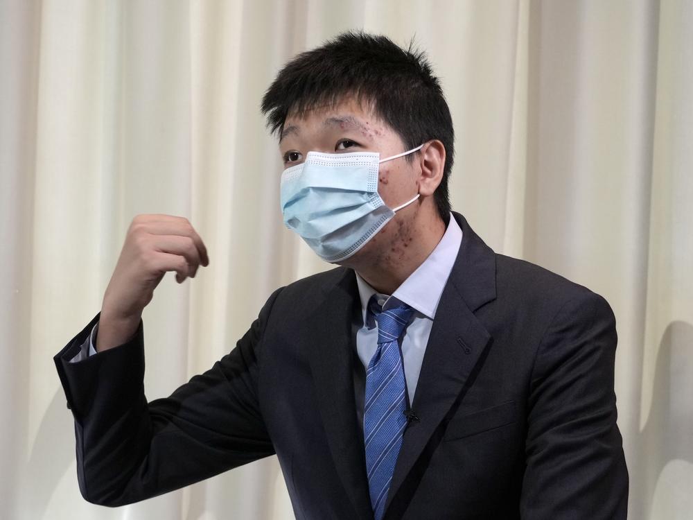2021 年，王靖渝在乌克兰的一处安全屋接受采访。他曾在网上发表言论，质疑中国政府对一次中印士兵冲突的表述，中国警方因此追捕他。许多新闻机构都报道了王靖渝多次声称中国政府针对他进行迫害。