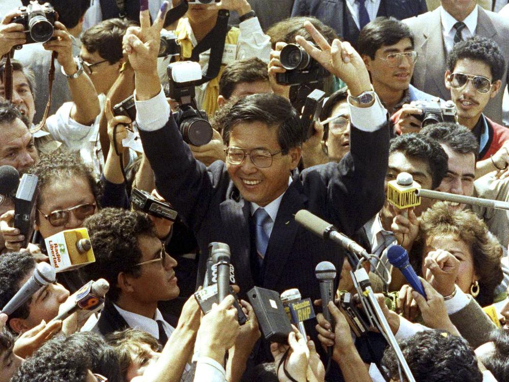 Presidential candidate Alberto Fujimori waves to supporters after casting his vote during a presidential runoff against novelist Mario Vargas Llosa in Lima, Peru, June 10, 1990. 