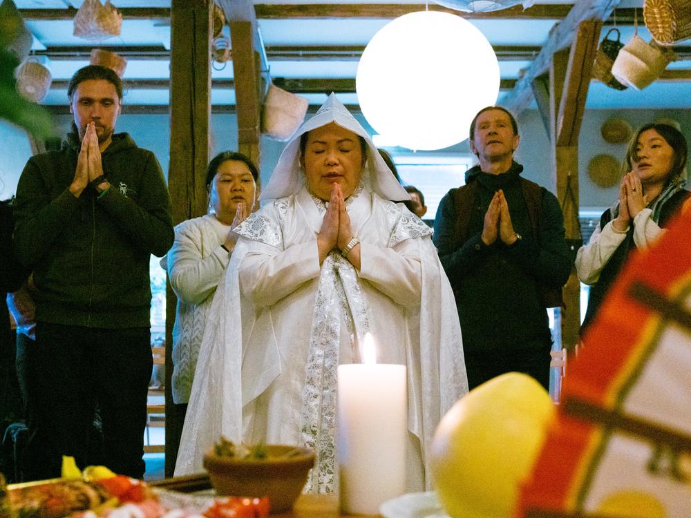 Helena Soholm closes the ceremony with a blessing.