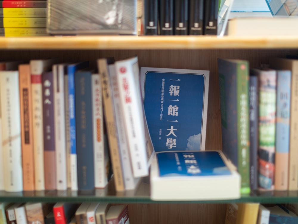 JF Books offers Chinese-language titles from Mainland China, Hong Kong, Taiwan, and Japan, along with a selection of English-language books.