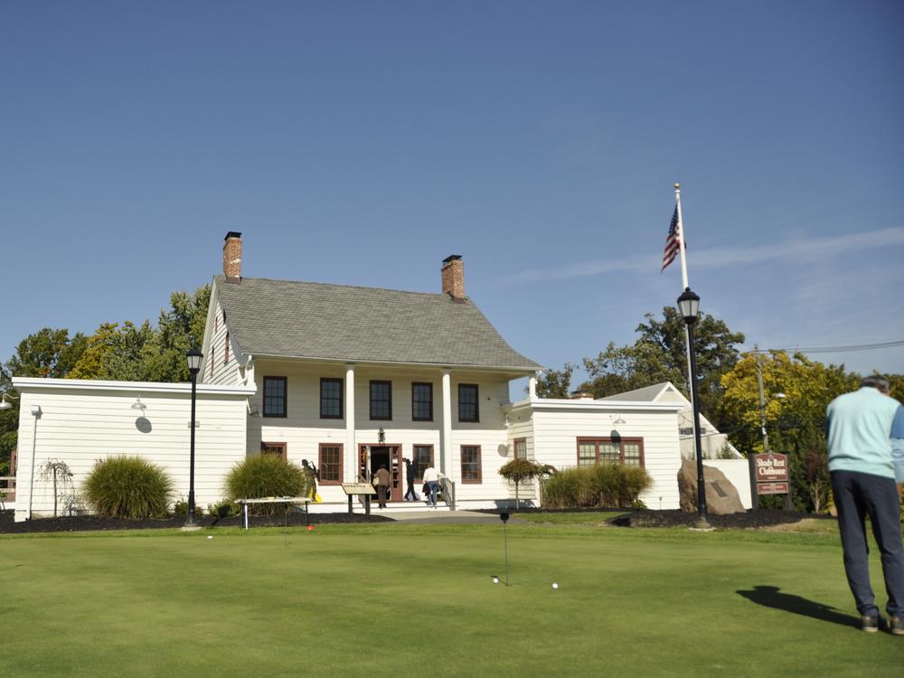 Shady Rest Country Club was established when a group of Black businessmen bought it in 1921. Golfers and tennis players were active. In the evening, its nightclub in the basement was a haven for entertainers such as Ella Fitzgerald, who gave shows there after performances in New York. The club, Villa Casanova, has to be restored.<br>