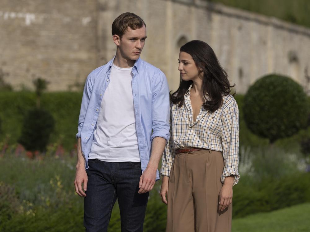 Robert (Harry Lawtey) and Yasmin (Marisa Abela).