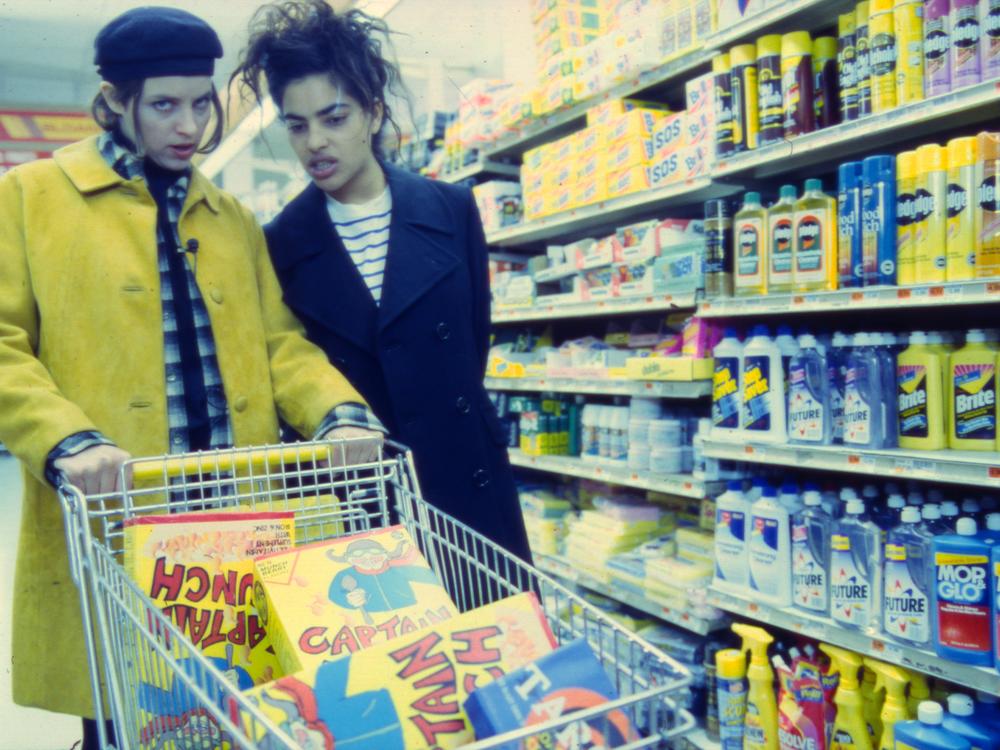 A scene from the 1994 experimental film <em>Fresh Kill</em>.