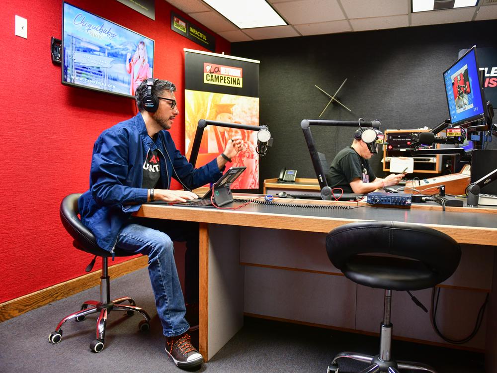 Osvaldo Franko and Jorge Alarcón host their show, which at times tackles misinformation.