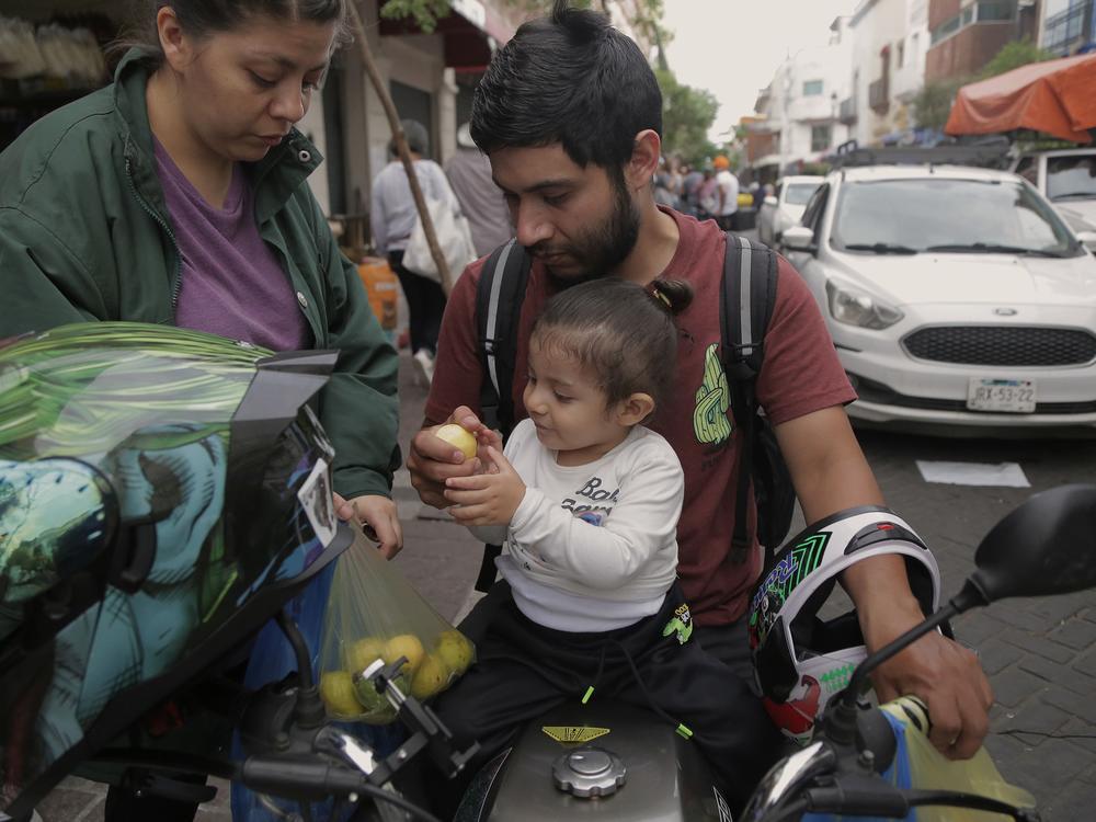 Son Tomás shares fruit that mom and dad purchased at the stalls on Zaragoza Street in the central area of ​​Guadalajara. On their shopping excursion, they also bought enough meat to last for four days. They spent $27.