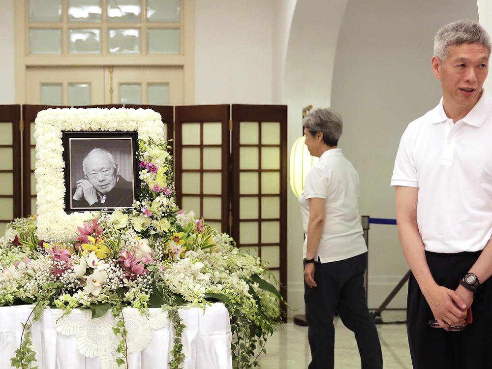 Lee Hsien Yang (right) receives friends and family members paying their respects to the late Lee Kuan Yew during a private family wake at the Istana or Presidential Palace in Singapore, March 24, 2015.