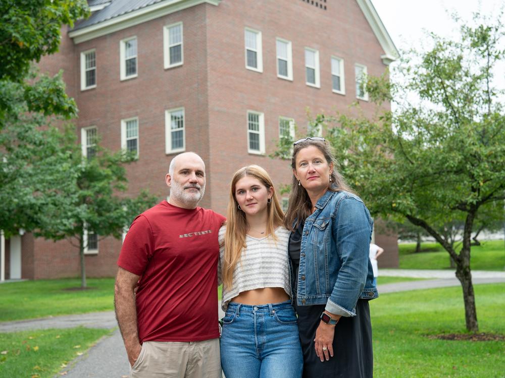 Ryan, Annie and Kate Paulson visit Colby College for a campus tour.