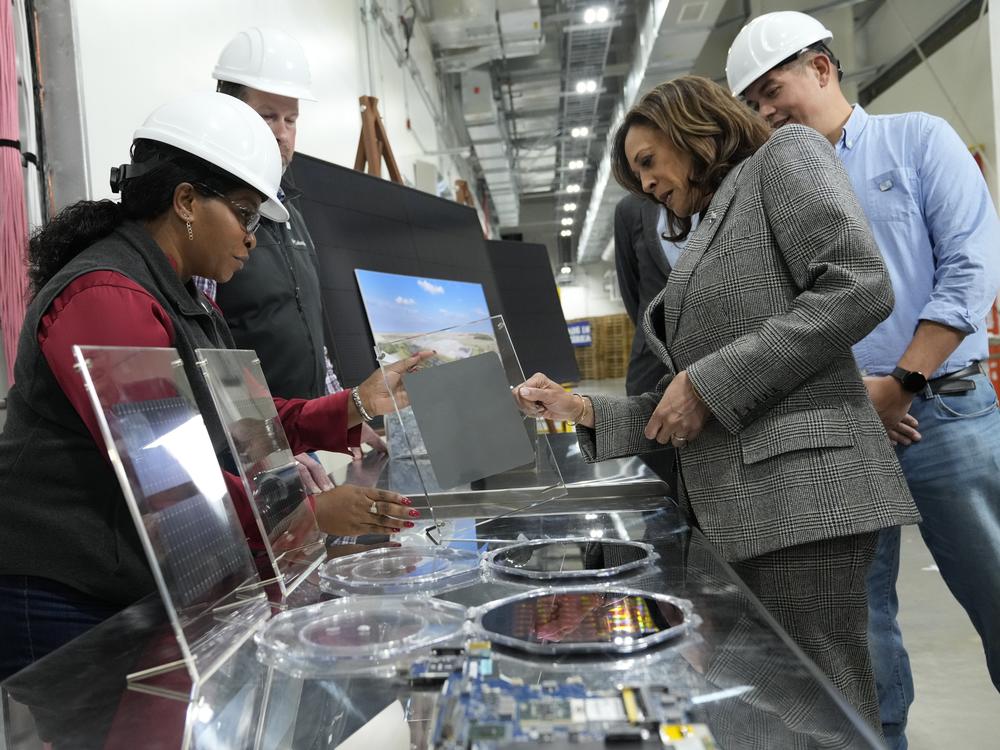 Vice President tours the Hemlock Semiconductor Next-Generation Finishing facility in Hemlock, Mich., on  Oct. 28, 2024.