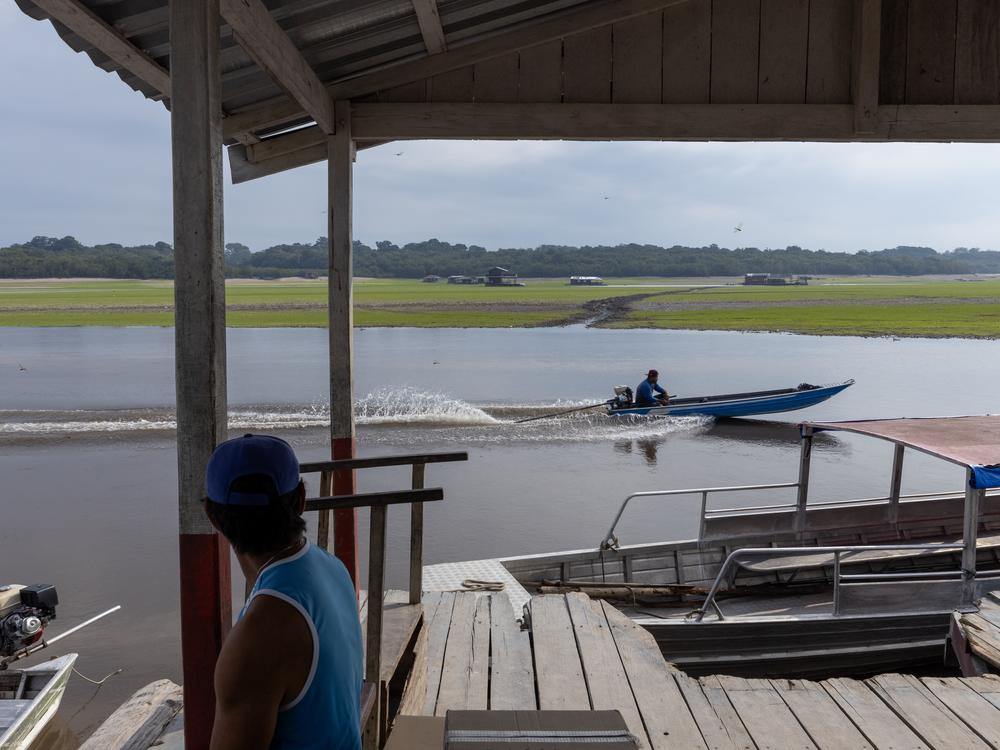 Because of the drought, the port for transport boats in Nossa Senhora do Livramento Community, had to be moved to a place far from the center of the community.
