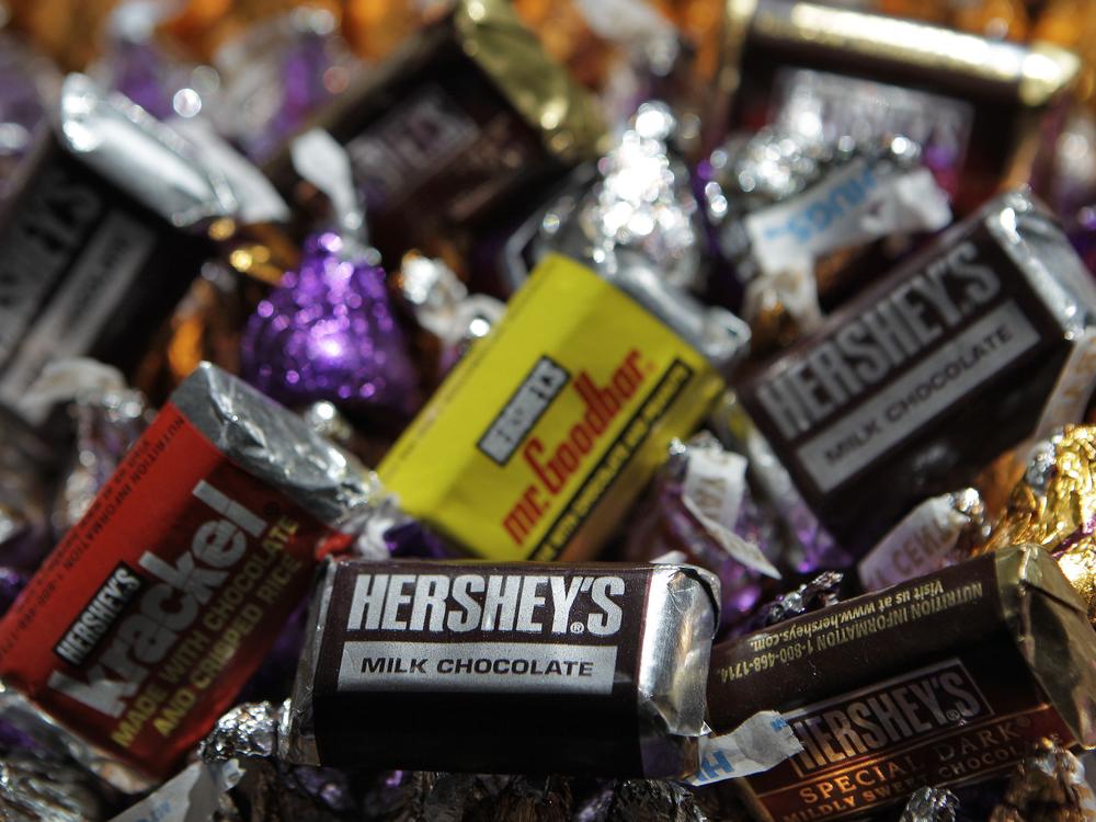 Hershey Co. is introducing more non-chocolate candies to its lineup as costly chocolate candy curbs the company's sales revenue.