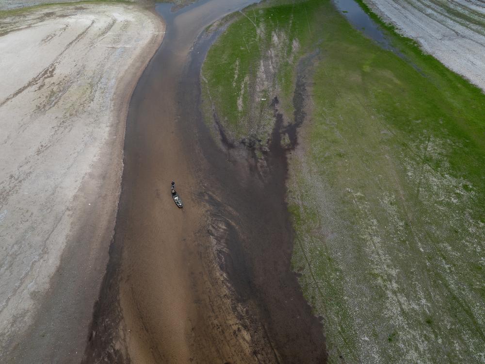 The record drought that hit the Rio Negro in the summer of 2024 affected the community of Nossa Senhora do Livramento. In this photo it is possible to see the water levels are so low it is barely navigable and in some places is only 40 centimeters deep.