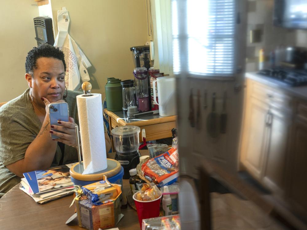 Shedrick is in charge of overnight duty with her mom seven nights a week and for the entire weekend. Here she coordinates her mother’s afternoon care with her sister. Their collaboration allows her to focus on work, catch up on sleep or spend time with her friends.