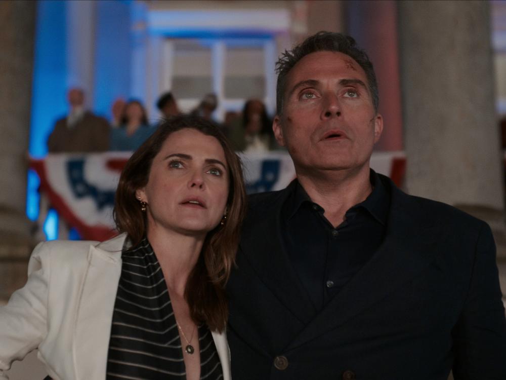 Keri Russell and Rufus Sewell as Kate and Hal Wyler.
