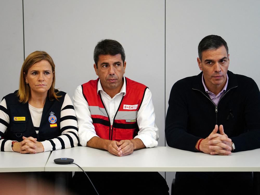 Spanish Prime Minister Pedro Sanchez (R) presides a meeting of the government's crisis committee next to Valencia Regional President Carlos Mazon (C) in L'Eliana on October 31, 2024. Rescuers raced on October 31, 2024 to find survivors and victims of once-in-a-generation floods in Spain.