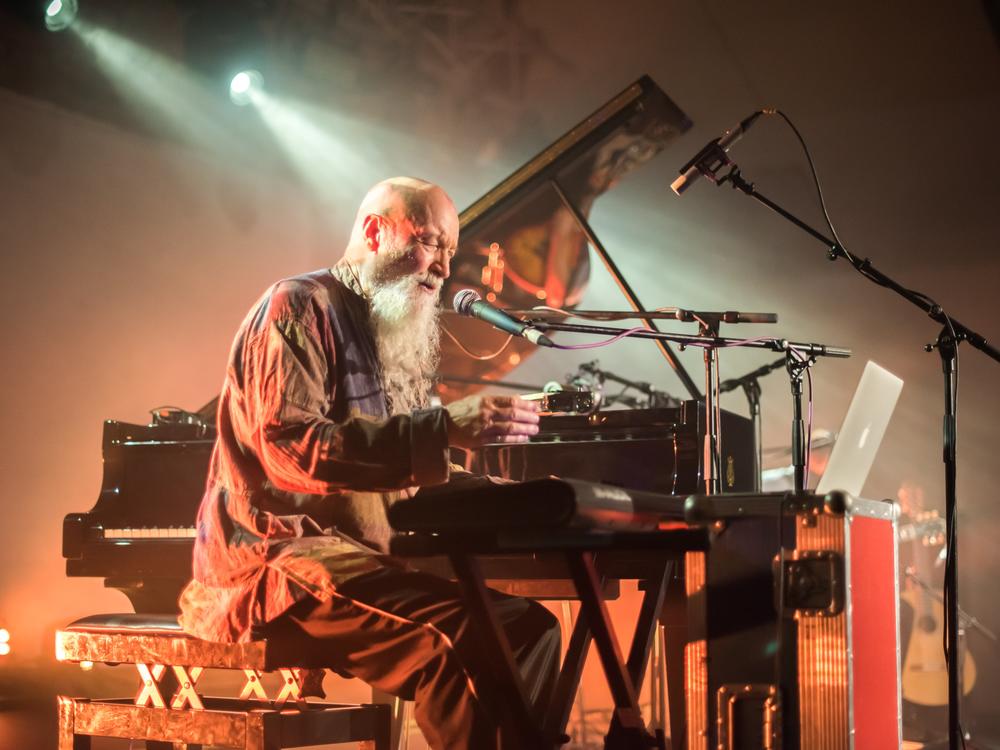 American composer Terry Riley performs in London in 2018. His groundbreaking work <em>In C</em> helped launch the musical movement called minimalism 60 years ago.