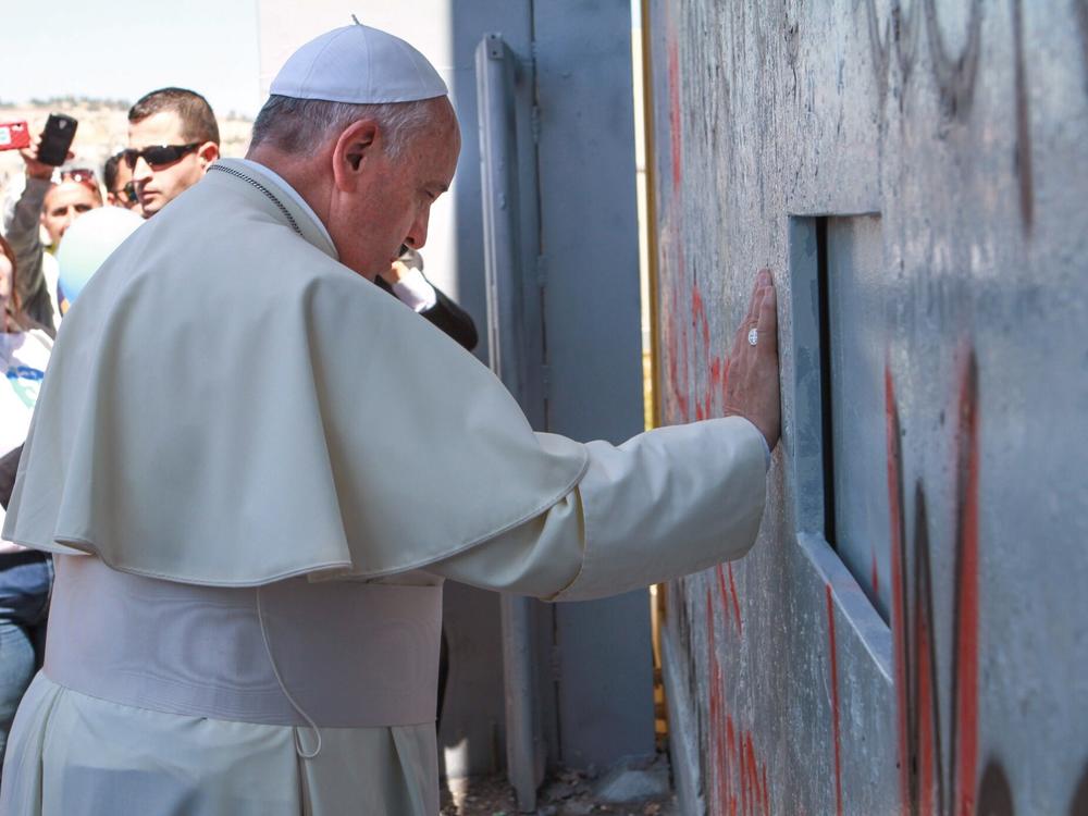 Pope Francis prays at Israel's separation barrier on May 25, 2014 in the Occupied West Bank town of Bethlehem.
