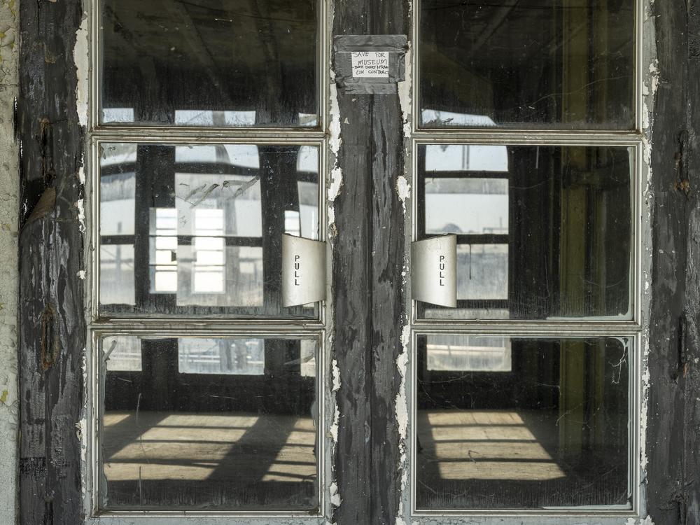 Only a few bits of the United States' mid-20th-century modern decor remain.