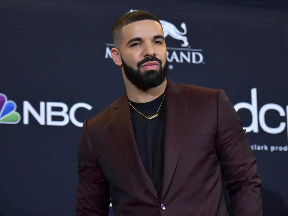 Drake poses at the Billboard Music Awards in Las Vegas on May 1, 2019.