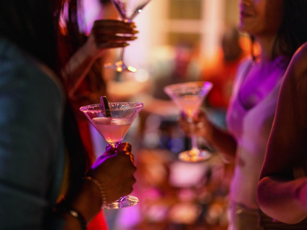 Moderate drinkers who also take weight-loss drugs like Mounjaro, report drinking less alcohol, a new study finds.