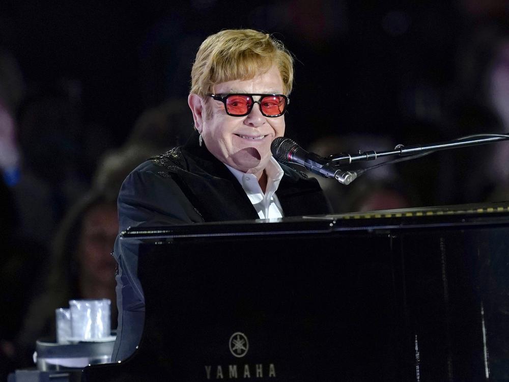 Elton John performs on the South Lawn of the White House on Sept. 23, 2022.<br>