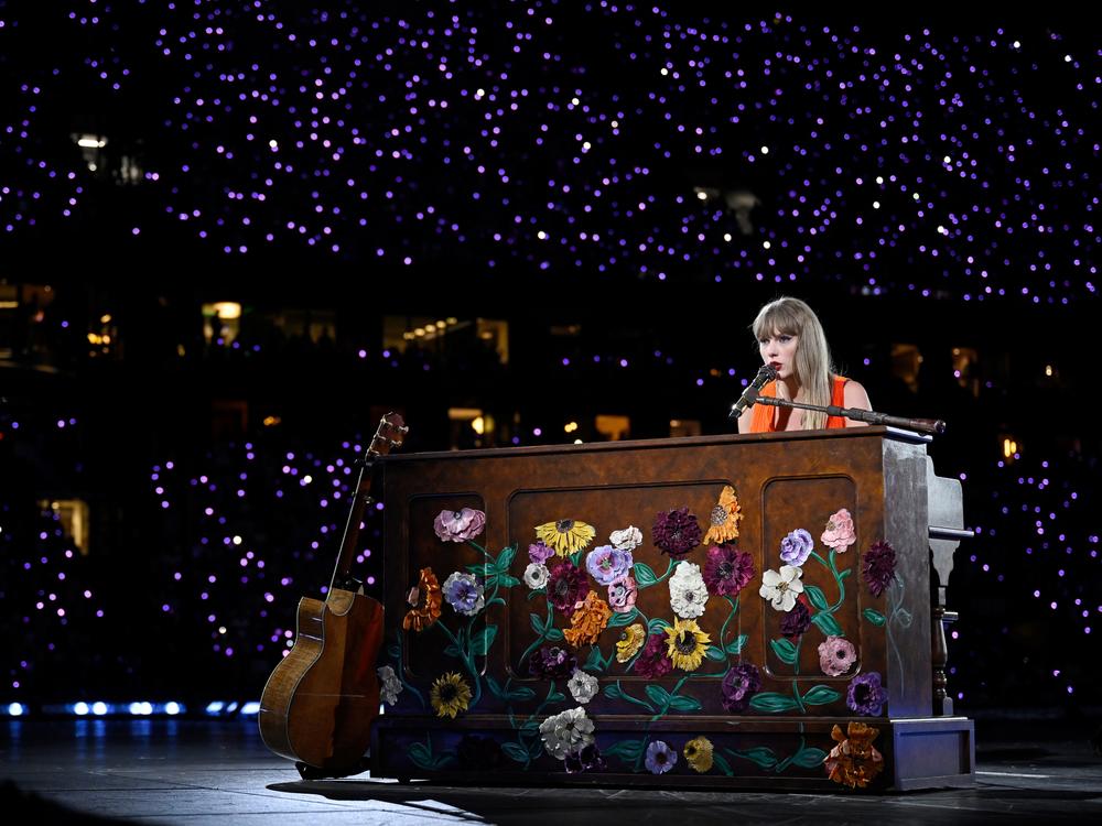 Swift's concerts featured an acoustic mini set, which 