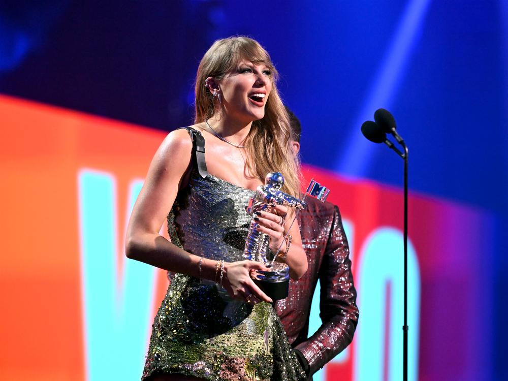 Swift accepts the the Video of the Year award for 
