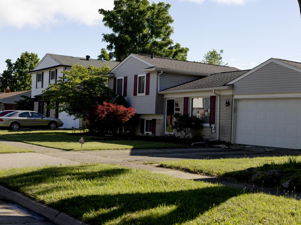 Randee Noggle sold her house to EasyKnock hoping it would help the family stabilize their finances. Instead, she says the sale-leaseback deal made things worse.