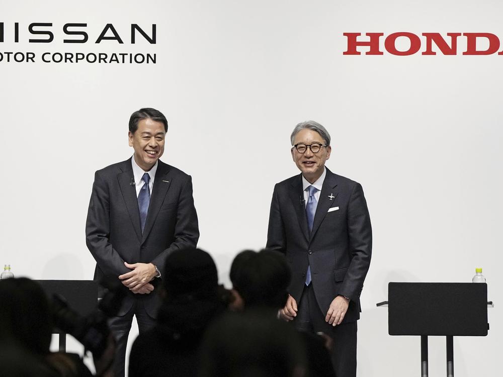 Nissan Chief Executive Makoto Uchida, left, and Honda President Toshihiro Mibe attend a joint news conference in Tokyo, Friday, March 15, 2024.