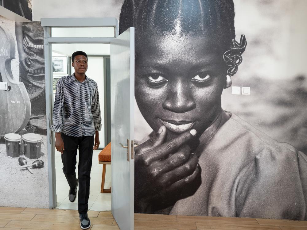 Images line the walls of the Dikan Center, reflecting its dedication to African photos and photographers. The photo at right is by  James Barnor, a Ghanaian photographer whose career covers six decades and who is often called the country's first photojournalist.