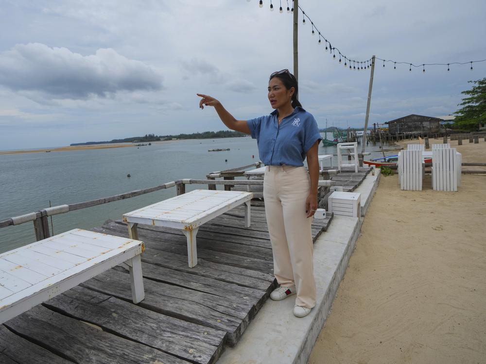 A survivor from tsunami Nuengduangjai Sritrakarn talks to the Associated Press reporters during an interview explain tsunami hit to Ban Nam khem, Takuapa district of Phang Nga province, southern Thailand.