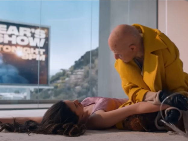 Elisabeth Sparkle (Demi Moore) attempts to revive her younger counterpart, Sue (Margaret Qualley).