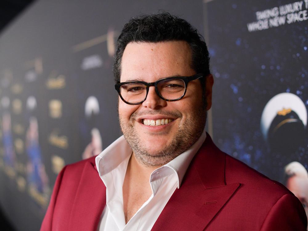 LOS ANGELES, CALIFORNIA - JANUARY 14: Josh Gad attends the premiere of HBO's 