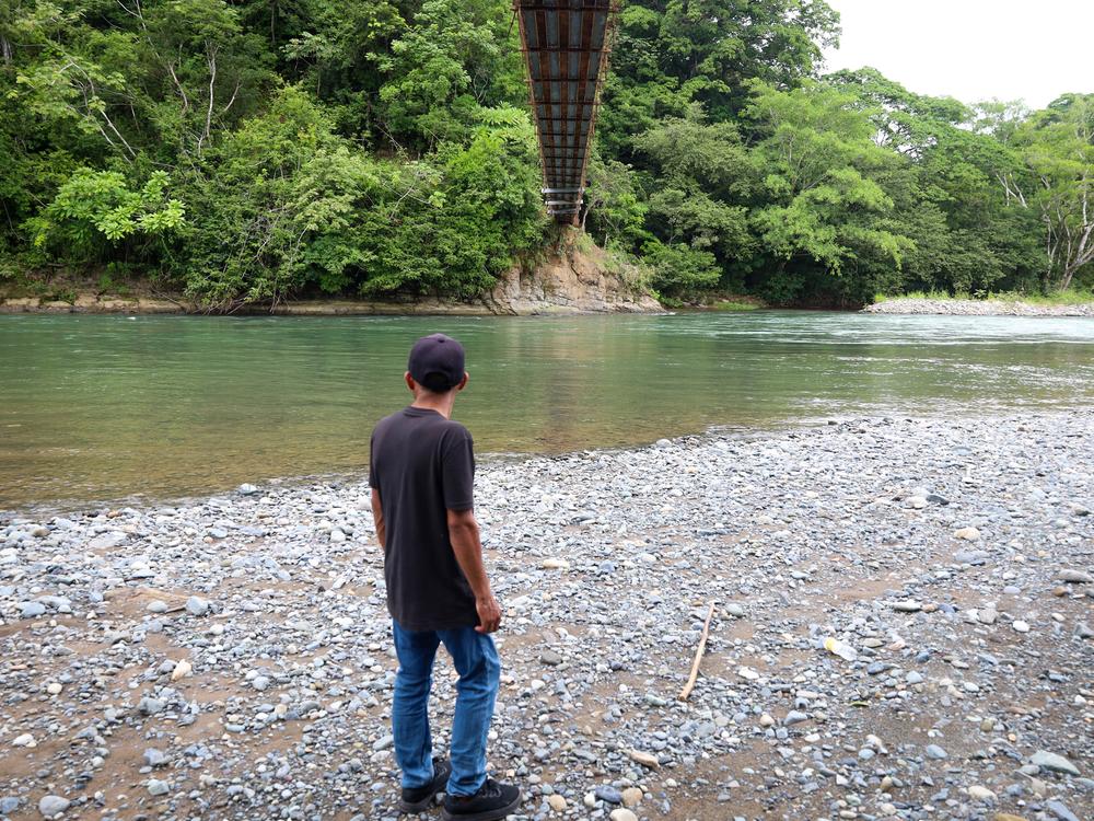 Joti, a young man who lives in Panama's Ngäbe-Buglé territory, was diagnosed with HIV 9 years ago. When he told his family, his mother banned him from the family home out of an unfounded fear that his very presence would put others at risk of infection. He asked that he be identified only by his first name to avoid further discrimination in his village for his diagnosis