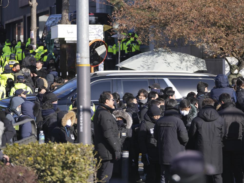 One of motorcade for impeached South Korean President Yoon Suk Yeol leaves for the Corruption Investigation Office for High-ranking Officials from the gate of the presidential residence in Seoul, South Korea, Wednesday, Jan. 15, 2025.