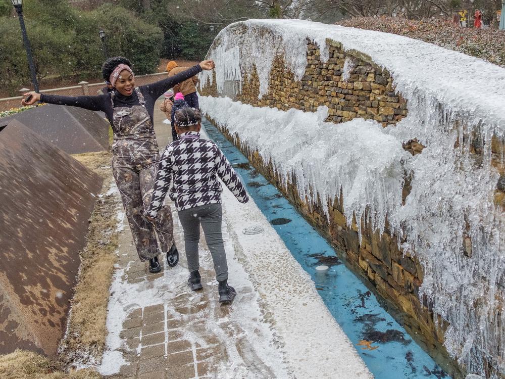 Macon, Georgia: Earnestine Wilson and her daughter Anayla, 7, enjoy the early snowfall on Jan. 21. 