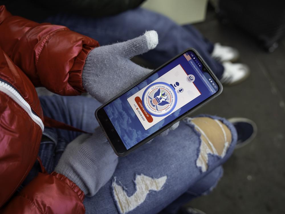 An immigrant from Venezuela waiting in Nogales, Mexico, tries in vain to access the CBP One app a day after the second inauguration of President Trump.