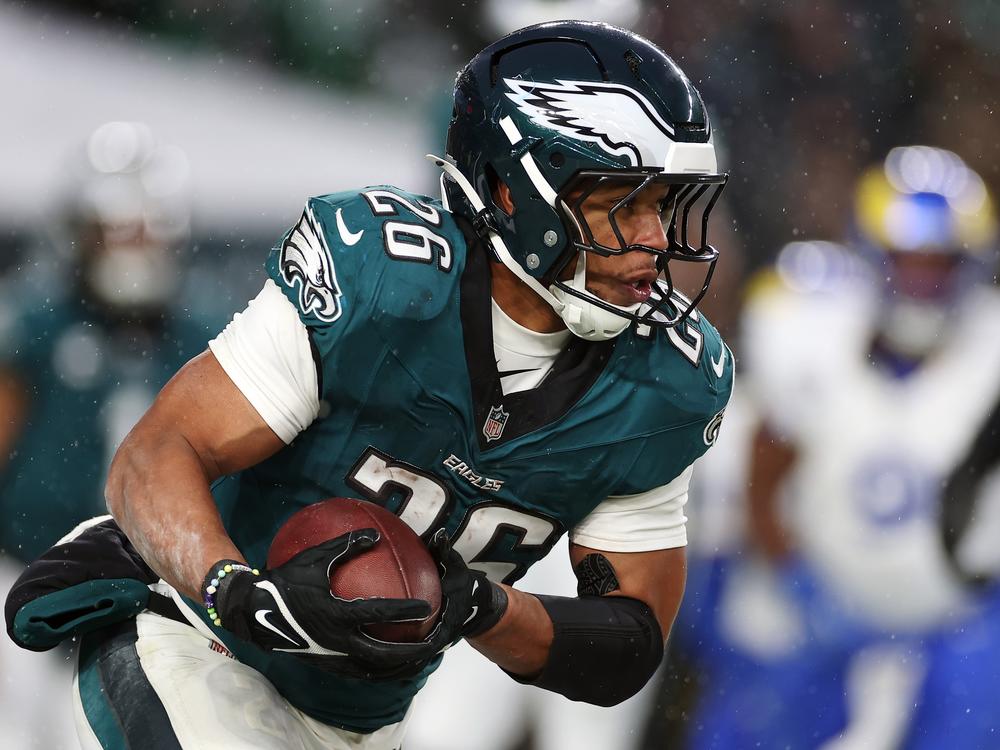 Saquon Barkley of the Philadelphia Eagles dazzled in the NFC Divisional Playoff game against the Los Angeles Rams last Sunday. This season he became only the ninth player in NFL history to break 2,000 rushing yards.