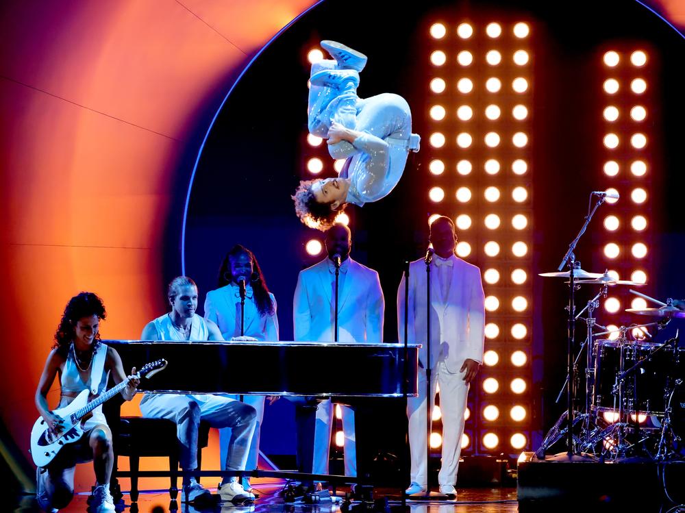 Benson Boone does a flip off the piano while performing his hit 